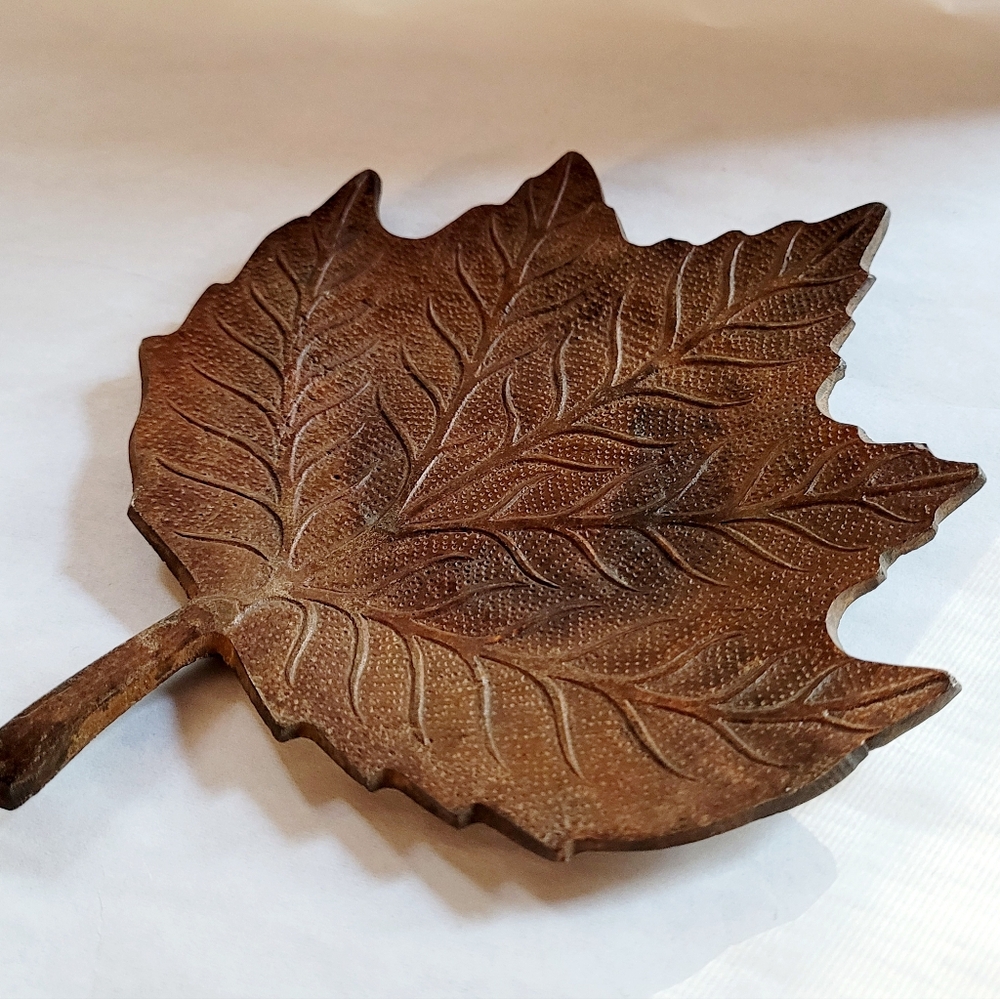 Leaf-Shaped Decorative Metal Candle Holder